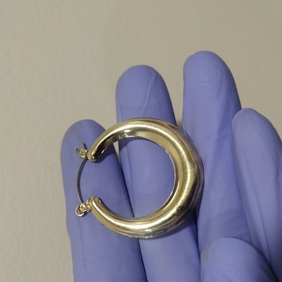 Women's Stunning Polished Gold tone Lightweight Hoop Earrings, 1.4-inch - Picture 9 of 9